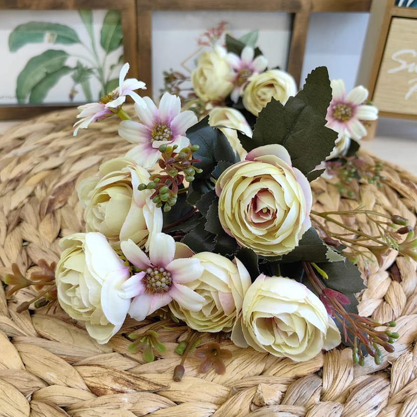 Искусственные цветы на могилу в Димитровграде | Цветы искусственные «Камелии с мелкоцветом», сиренево-молочные, букет